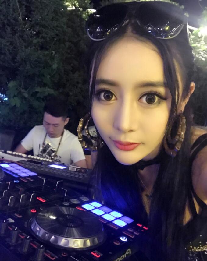 企鹅电竞DJ瑞秋性感生活照写真 美女主播瑞秋贝贝微博福利套图